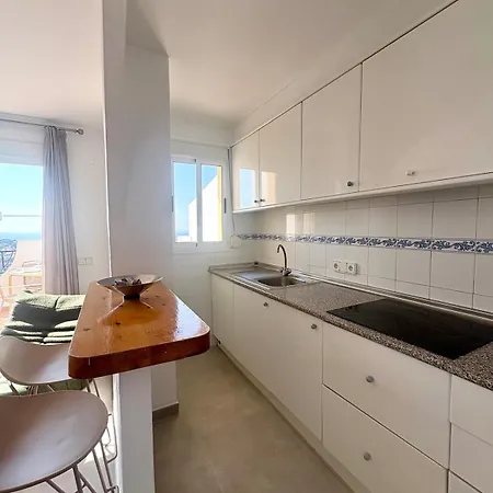 Imperial Park Sea View Retreat דירה