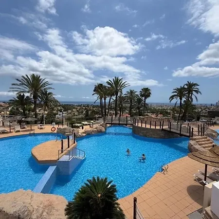 Imperial Park Sea View Retreat דירה